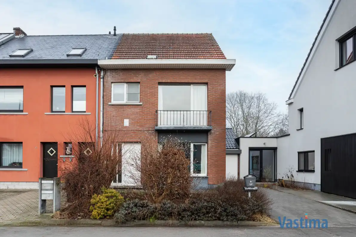 Op te frissen gezinswoning met 3 slaapkamers, garage en tuin foto 2