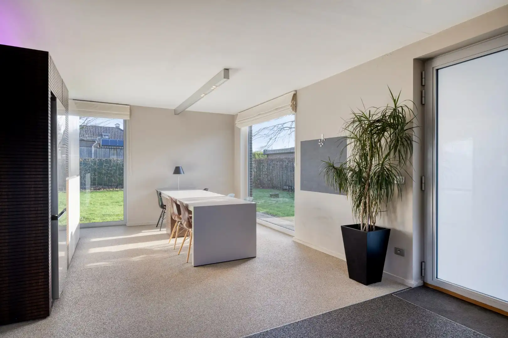 Moderne, ruim ingedeelde woning op een mooi perceel van 13 are met zwembad. foto 13