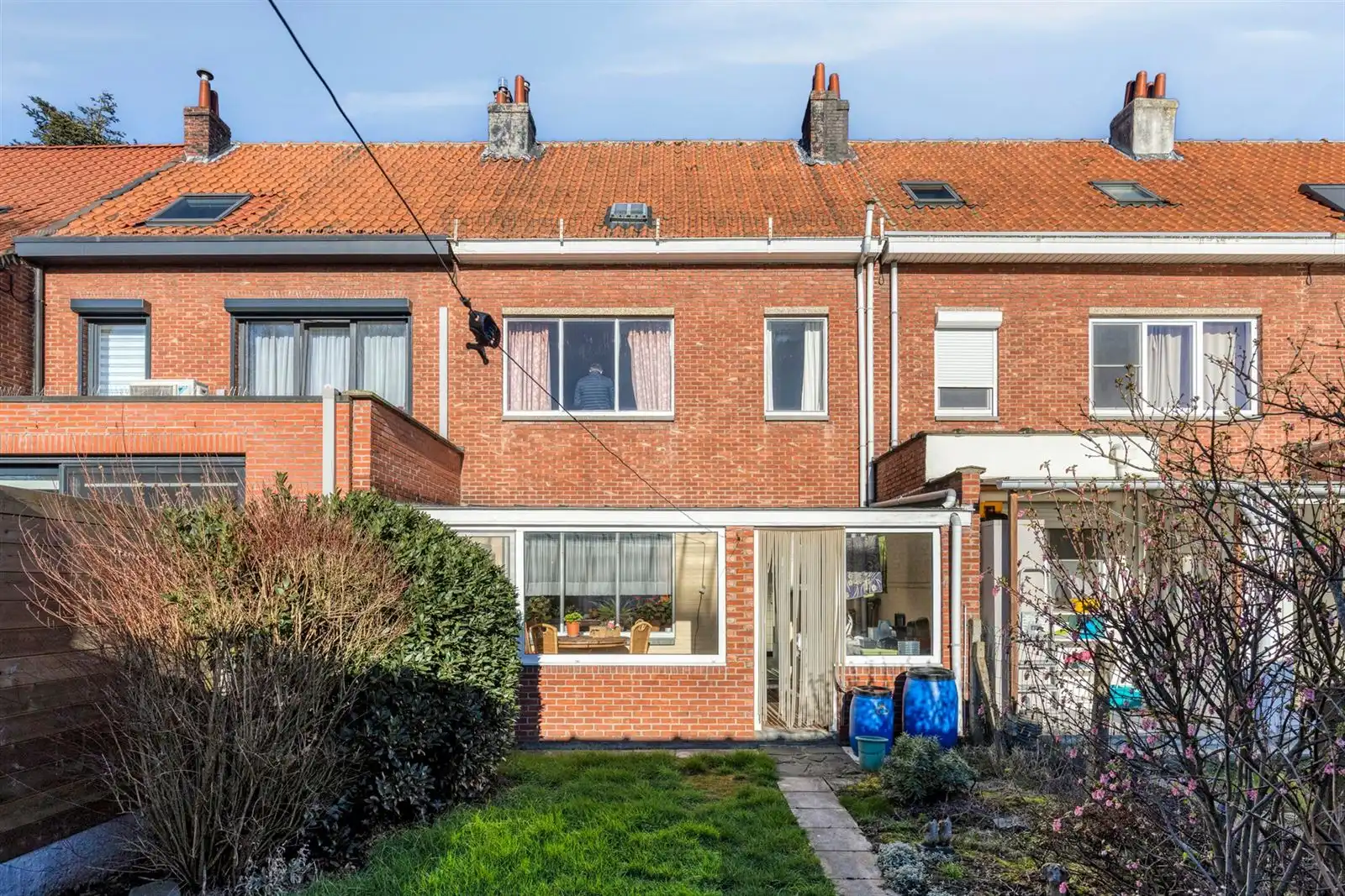 Woning in rusige woonwijk met aparte garage foto 34