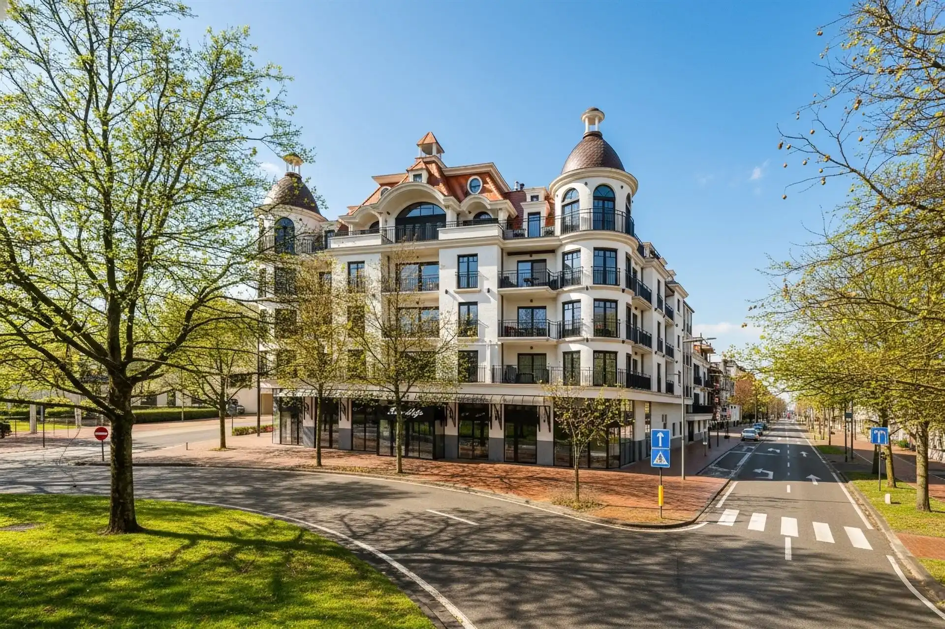 Exclusief gelijkvloers appartement met privétuin in prestigieus project The Crown Knokke foto {{pictureIndex}}