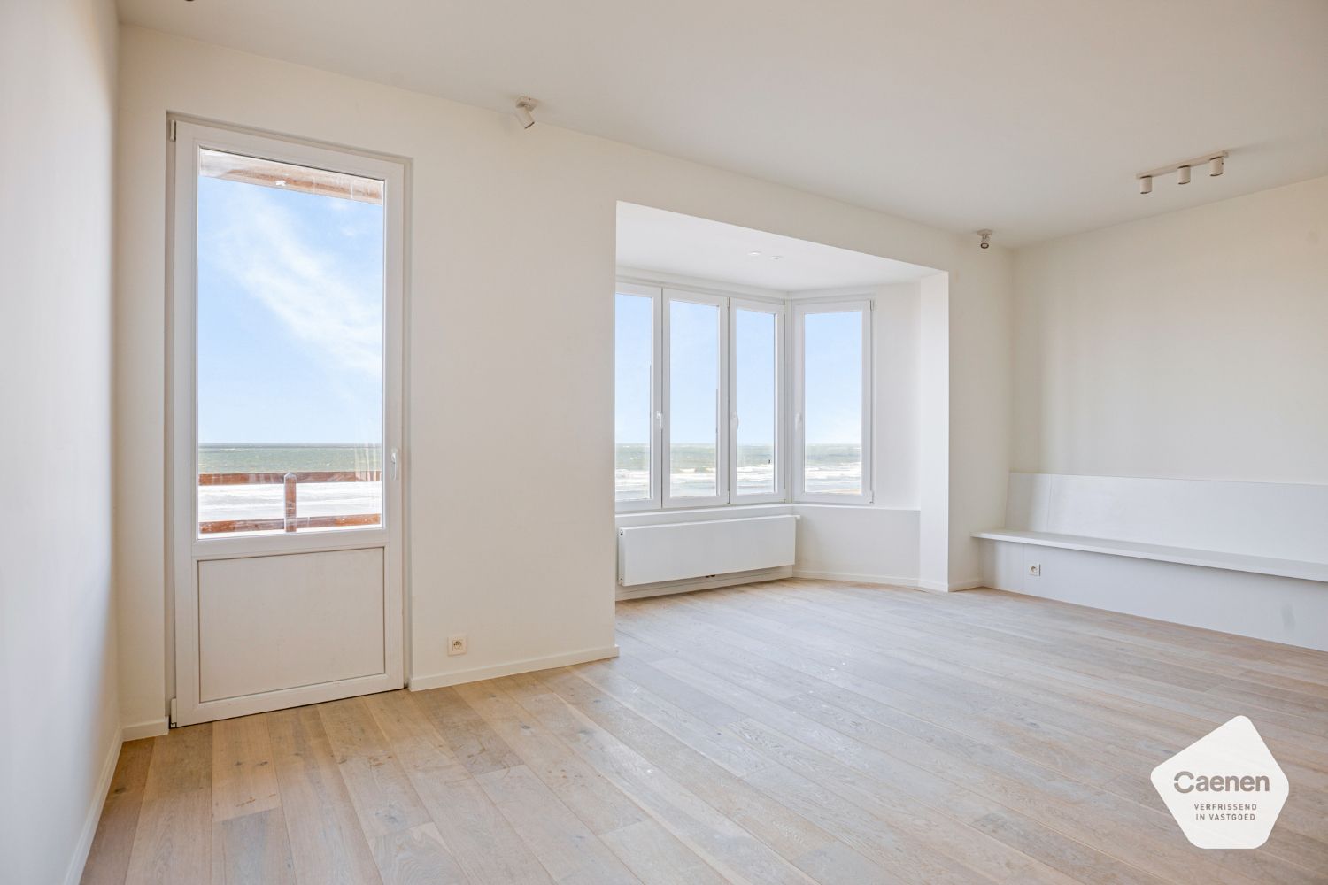 Prachtig totaal gerenoveerd appartement met frontaal zeezicht in De Panne foto 6