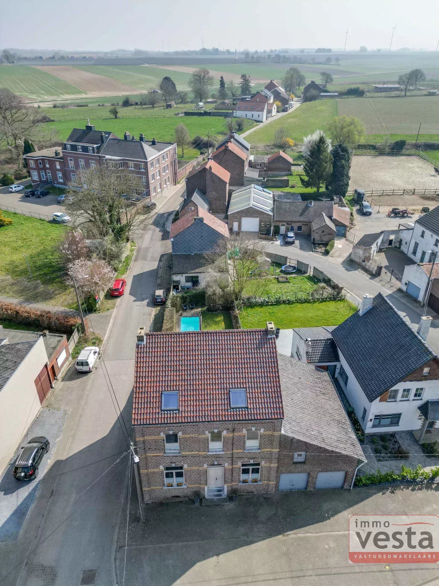 Karaktervolle woning met zwembad en ingerichte leefzolder foto 2