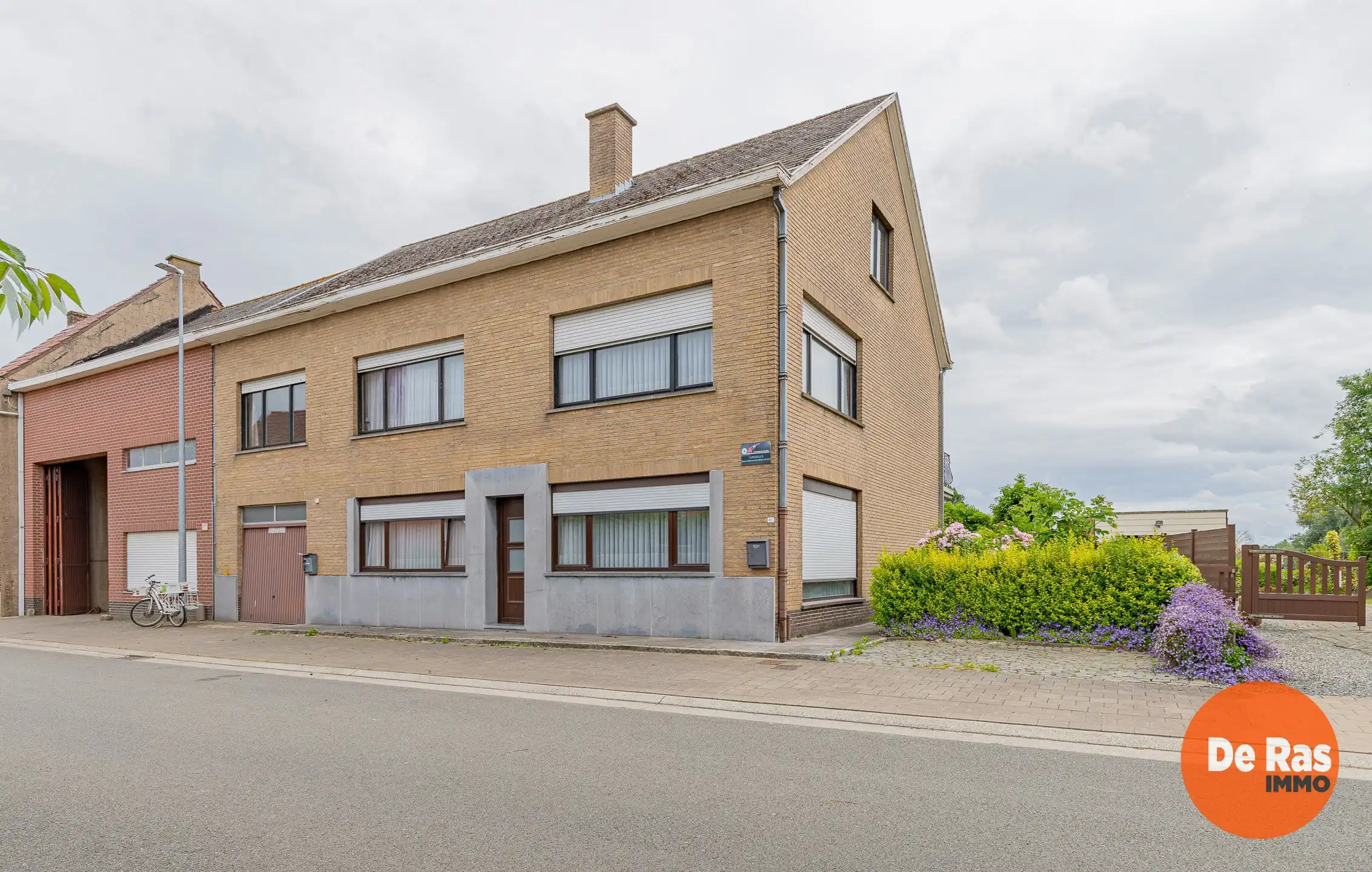 ERPE-MERE-Veelzijdige woning met tuin op uitstekende locatie foto {{pictureIndex}}