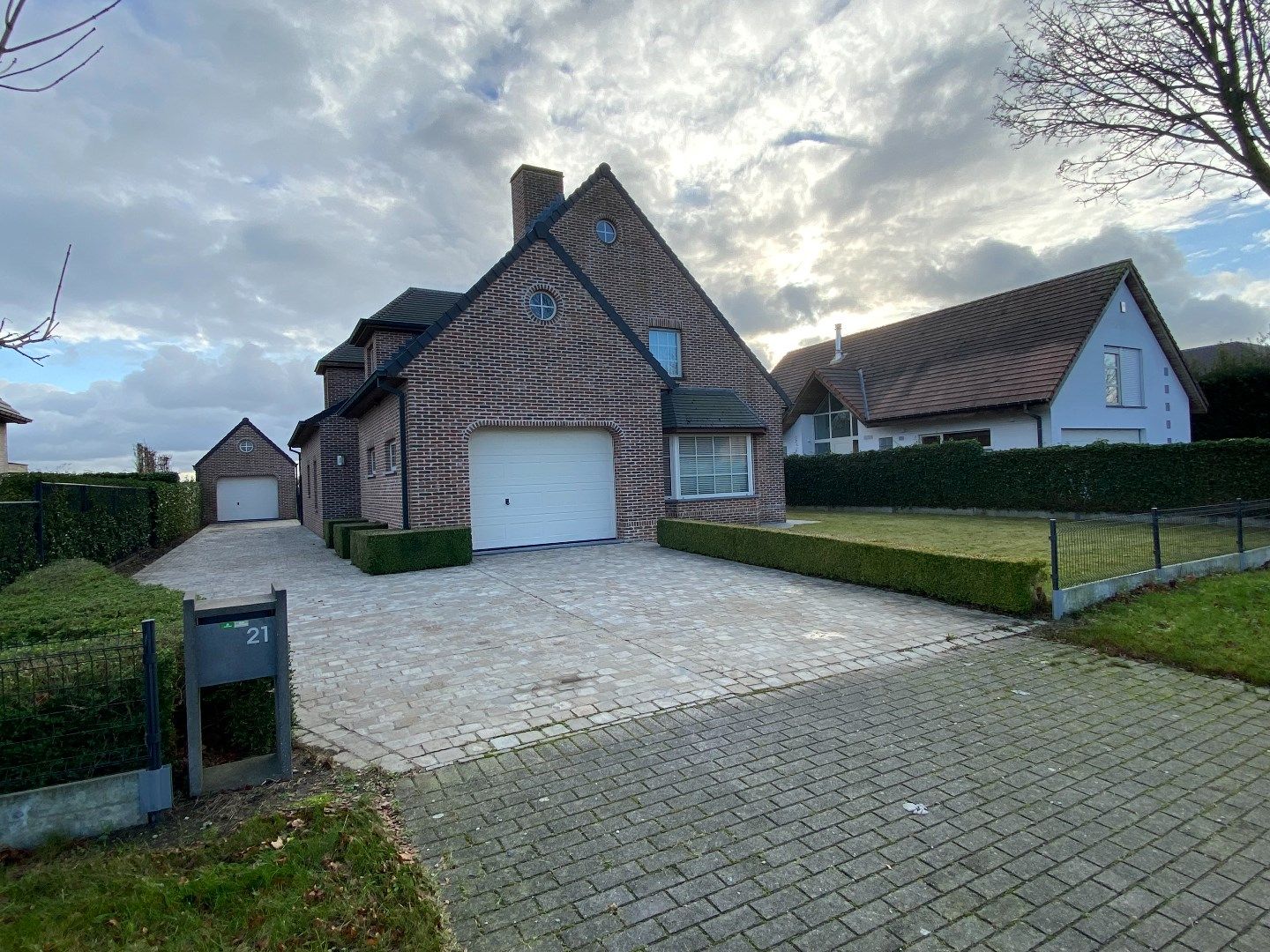 KARAKTERVOLLE WONING MET ZONGERICHTE TUIN | 4 SLPKS | 2 GARAGES foto {{pictureIndex}}