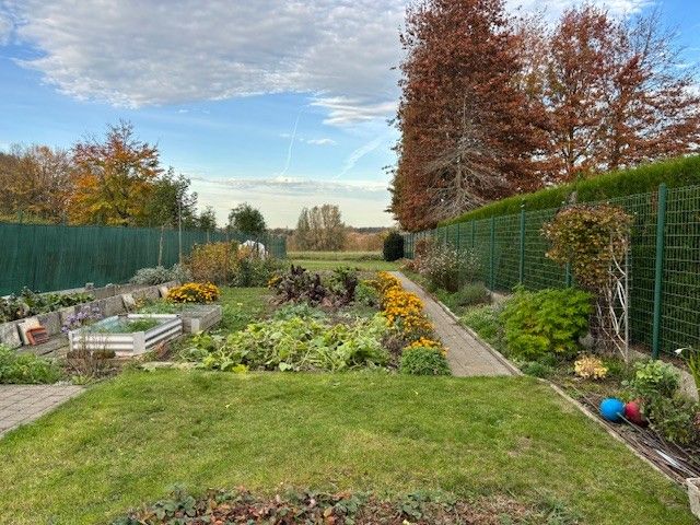 Te moderniseren halfopen bebouwing met 3 slaapkamers (5 mogelijk), garage en tuin met open zicht op weiland. foto 4