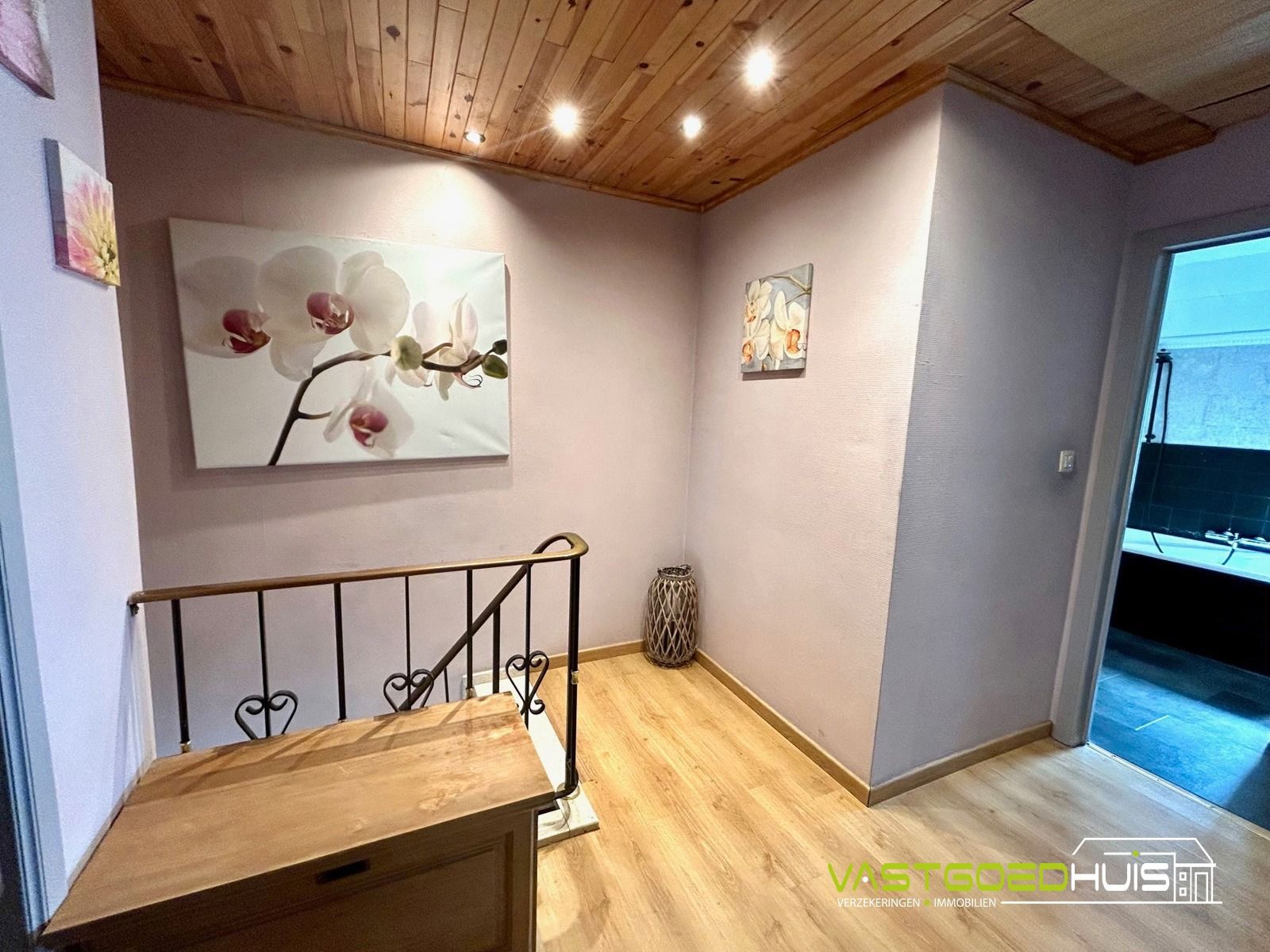 Halfopen gezinswoning met garage en tuin foto 15