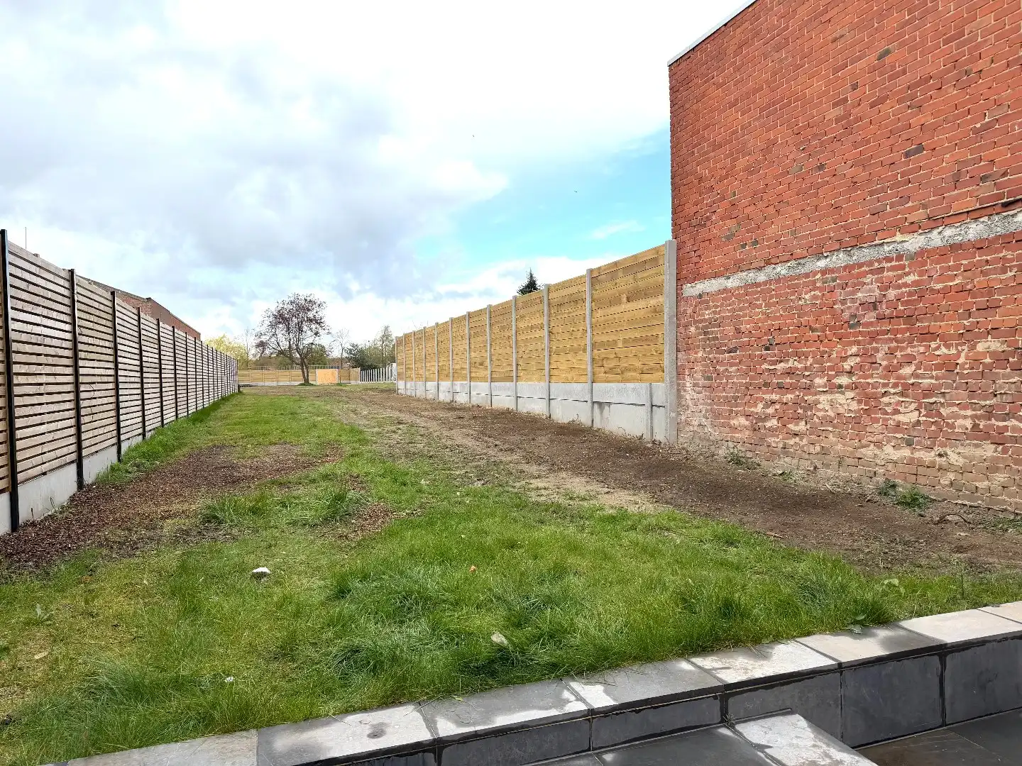 Gerenoveerde gezinswoning met 3 slaapkamers, tuin en garage. foto 23