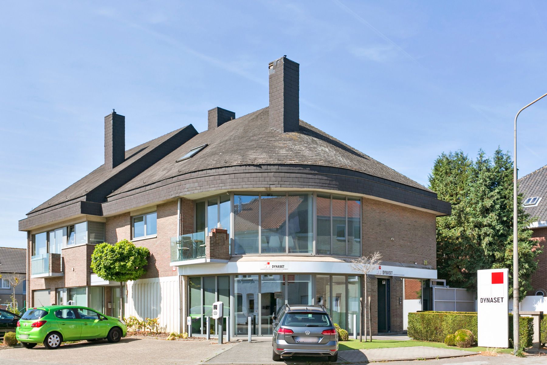 Instapklaar en lichtrijk kantoor, vrij beroep of dienstensector met garage, tuin en parkings. foto 2