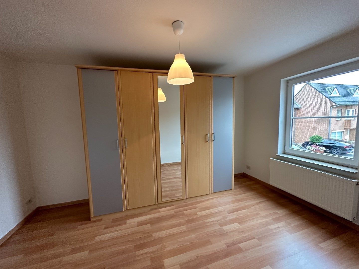 Centraal gelegen, lichtrijke woning met drie slaapkamers en garage foto 8
