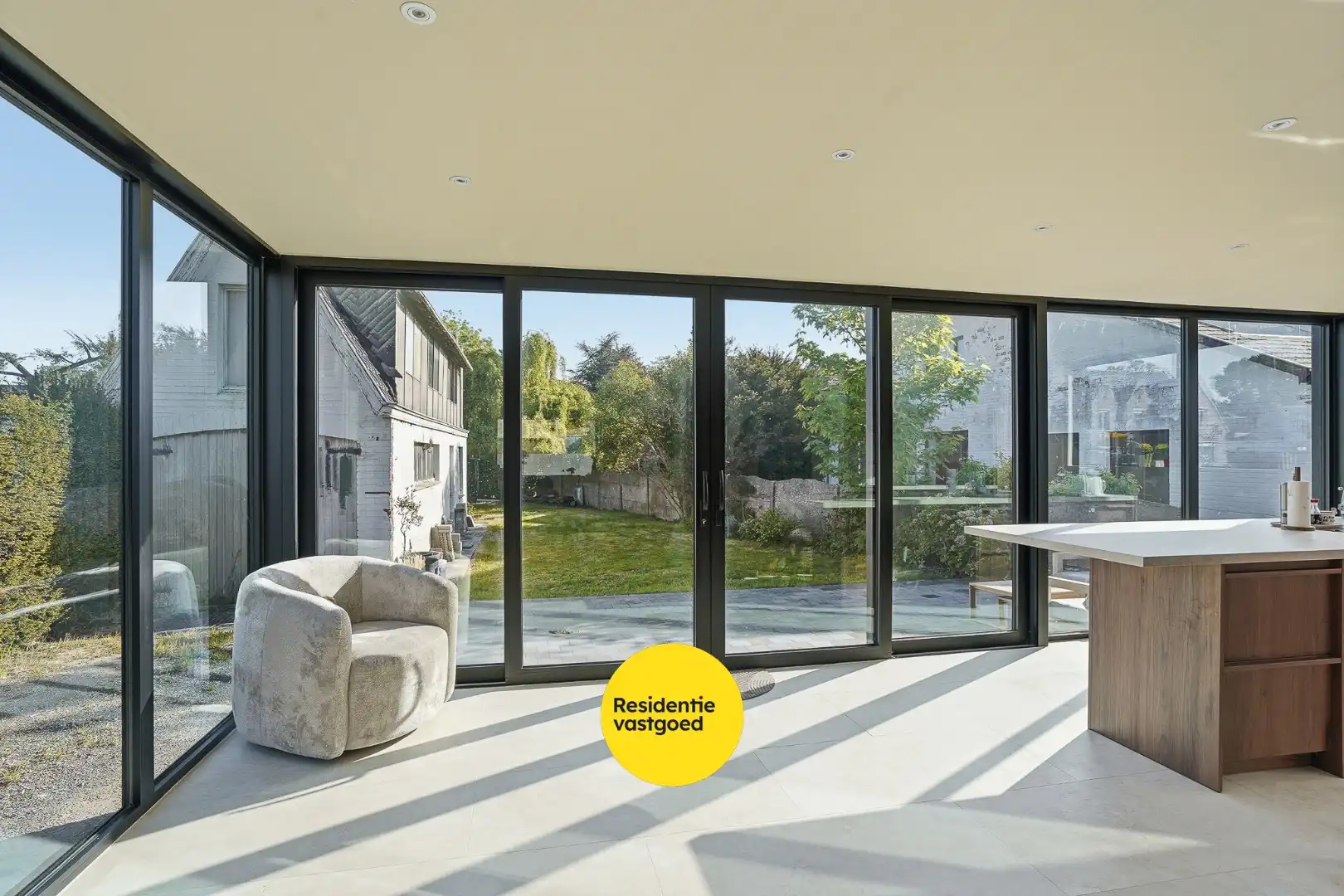 Alleenstaande woning met prachtige uitbouw in centrum Veldegem foto 8