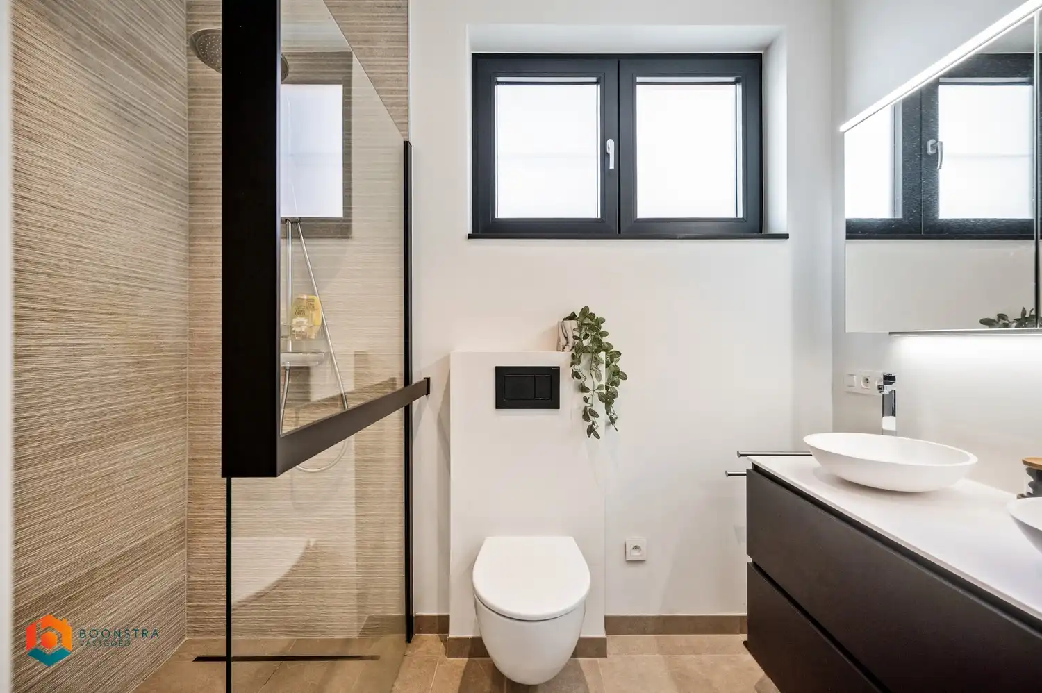 Appartementsgebouw met 2 app + grote parking foto 9