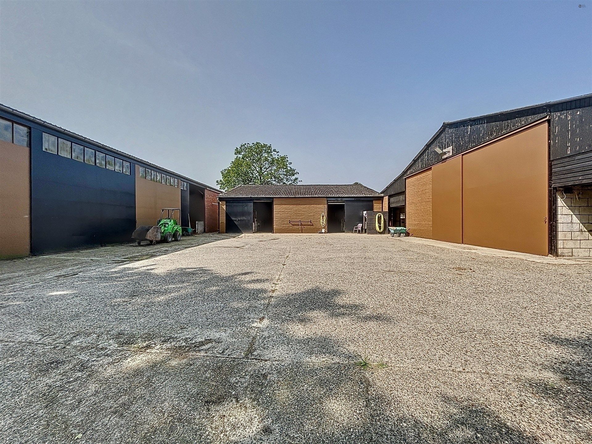PRACHTIG GELEGEN HOEVE met bijgebouw, paardenstallen, binnenpiste en weiden op 18.385m² foto 35