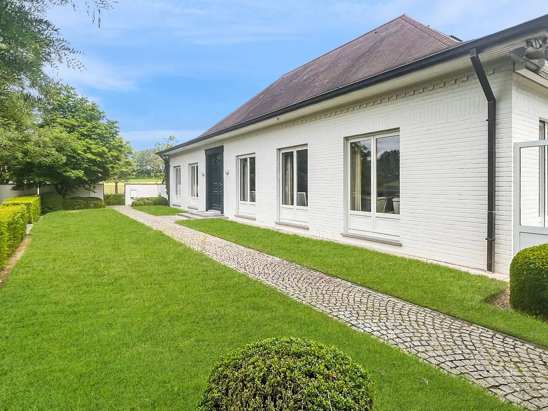 Karaktervolle villa met bijgebouwen foto 6