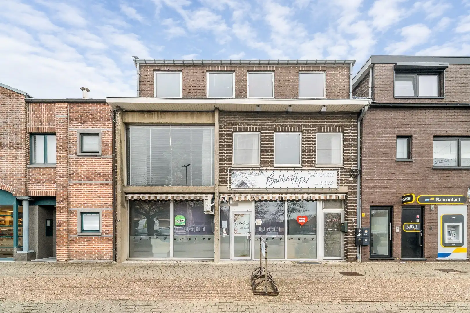 Commercieel uitstekend gelegen investeringspand bestaande uit bakkerij + duplex foto {{pictureIndex}}