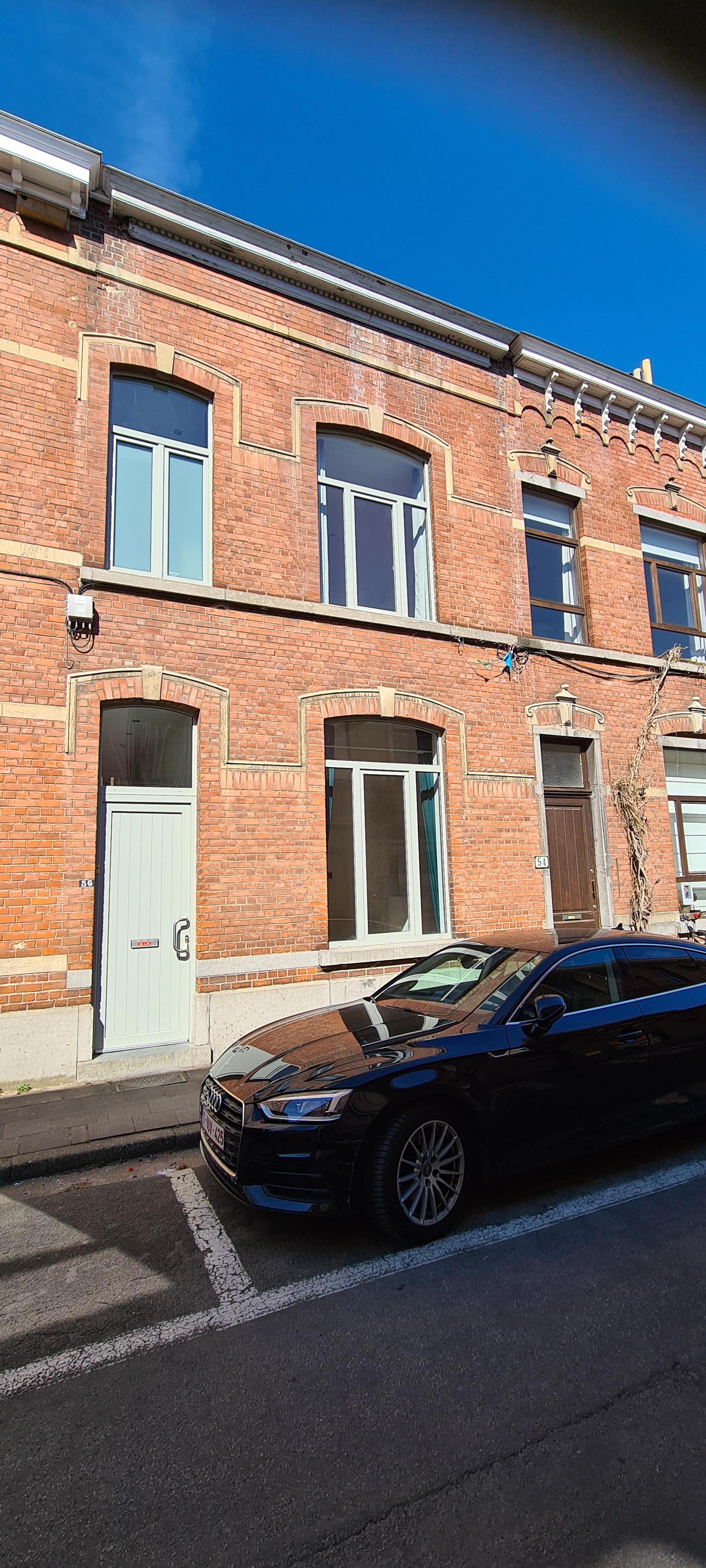 Karaktervolle HERENWONING met mooie leefruimten, 4 slaapkamers en een rustgevende tuin  op 1 are 70 ca.   foto {{pictureIndex}}