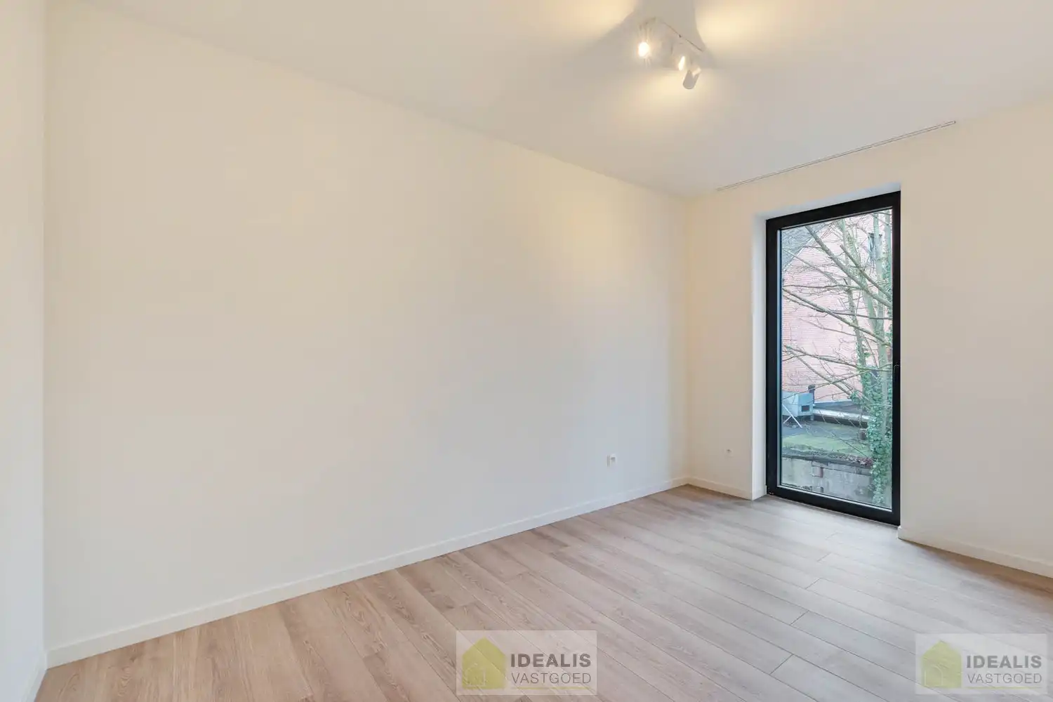 PRACHTIG INSTAPKLAAR NIEUWBOUWAPPARTEMENT MET AUTOSTAANPLAATS EN KELDERBERGING MIDDEN IN HARTJE LOMMEL, EEN AANGENAME LEEFRUIMTE MET OPEN KEUKEN EN AANSLUITEND AAN TERRAS, BERGRUIMTE, 2 SLAAPKAMERS EN RUIME BADKAMER. foto 5