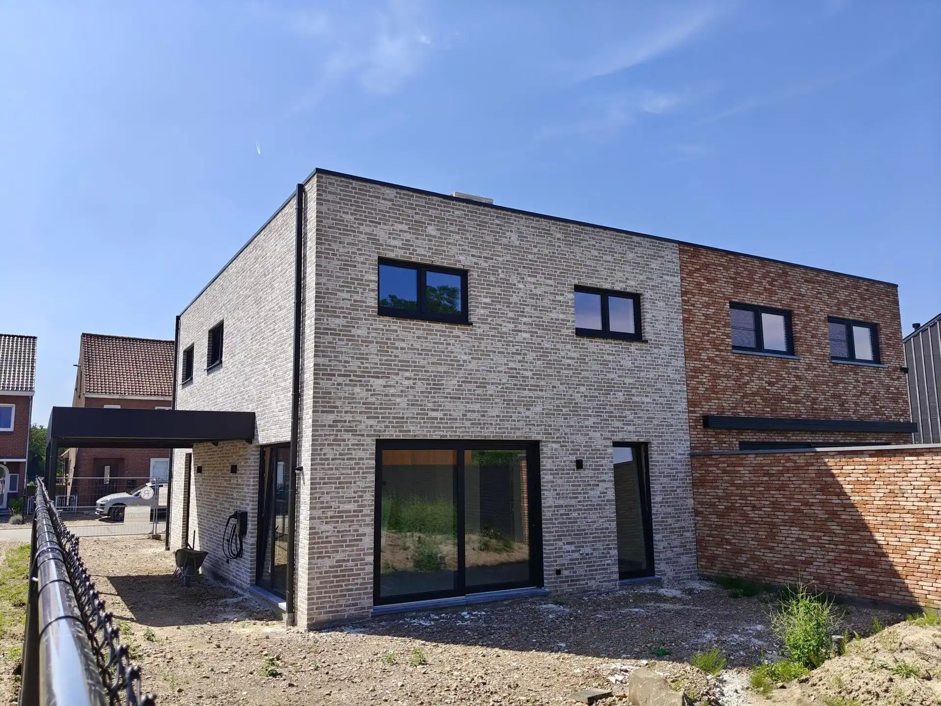 Volledig afgewerkte nieuwbouwwoning met 3 slaapkamers foto 3