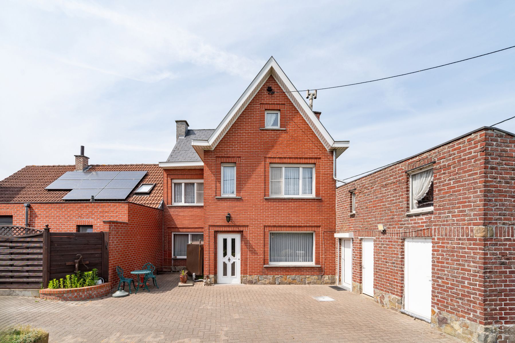 Renovatieproject op prachtige door groen omgeven ligging  foto {{pictureIndex}}