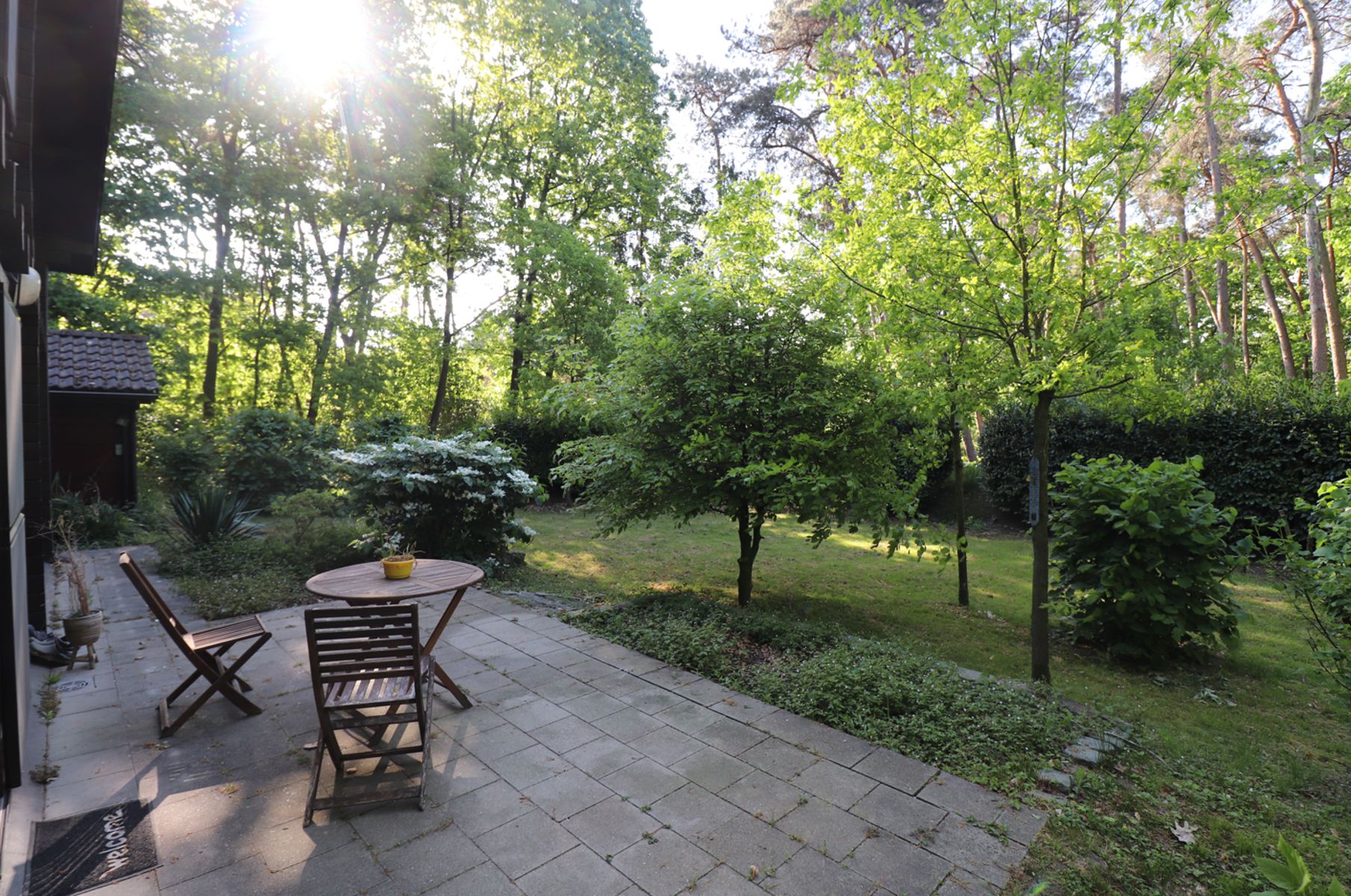 Een weekendverblijf met verdieping en met terras, carport en tuin. foto 6