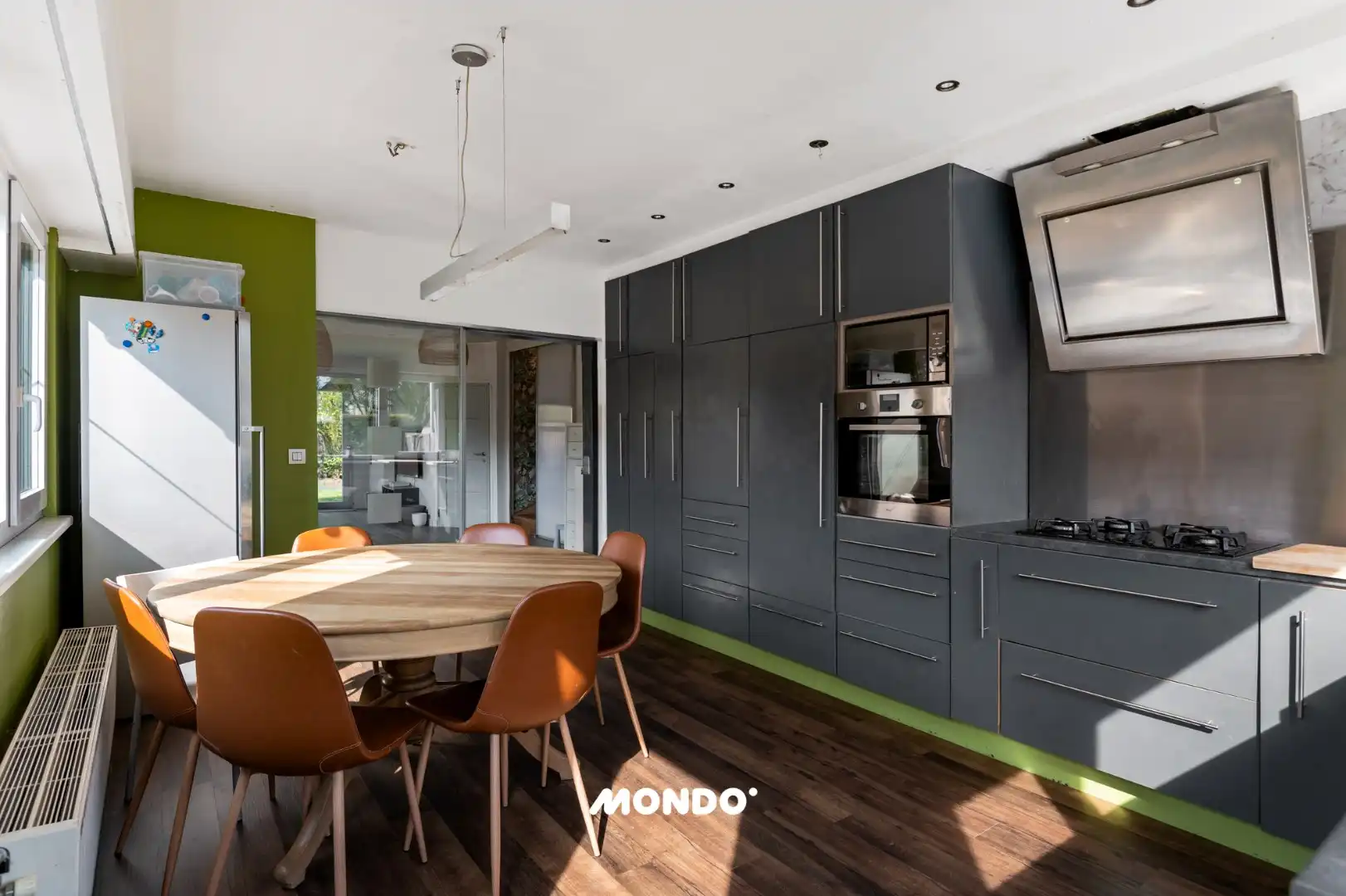 Ruime gezinswoning met 6 slaapkamers, zonnepanelen en zuidgerichte tuin foto 2