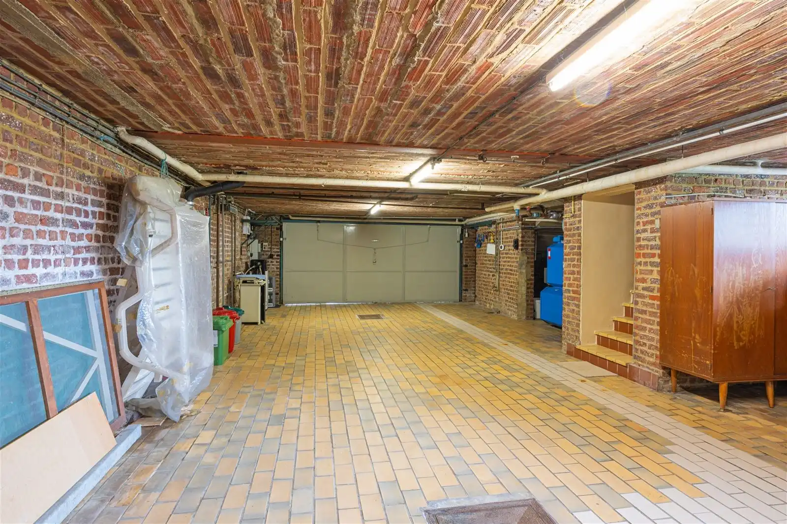 Ruime op te frissen split level villa met grote tuin op 23are20 foto 18