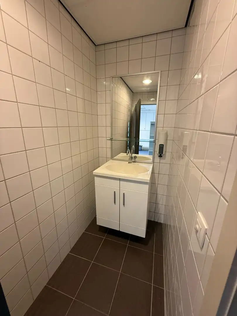 Volledig ingerichte & instapklare kantoorruimte op toplocatie in Achel! foto 21