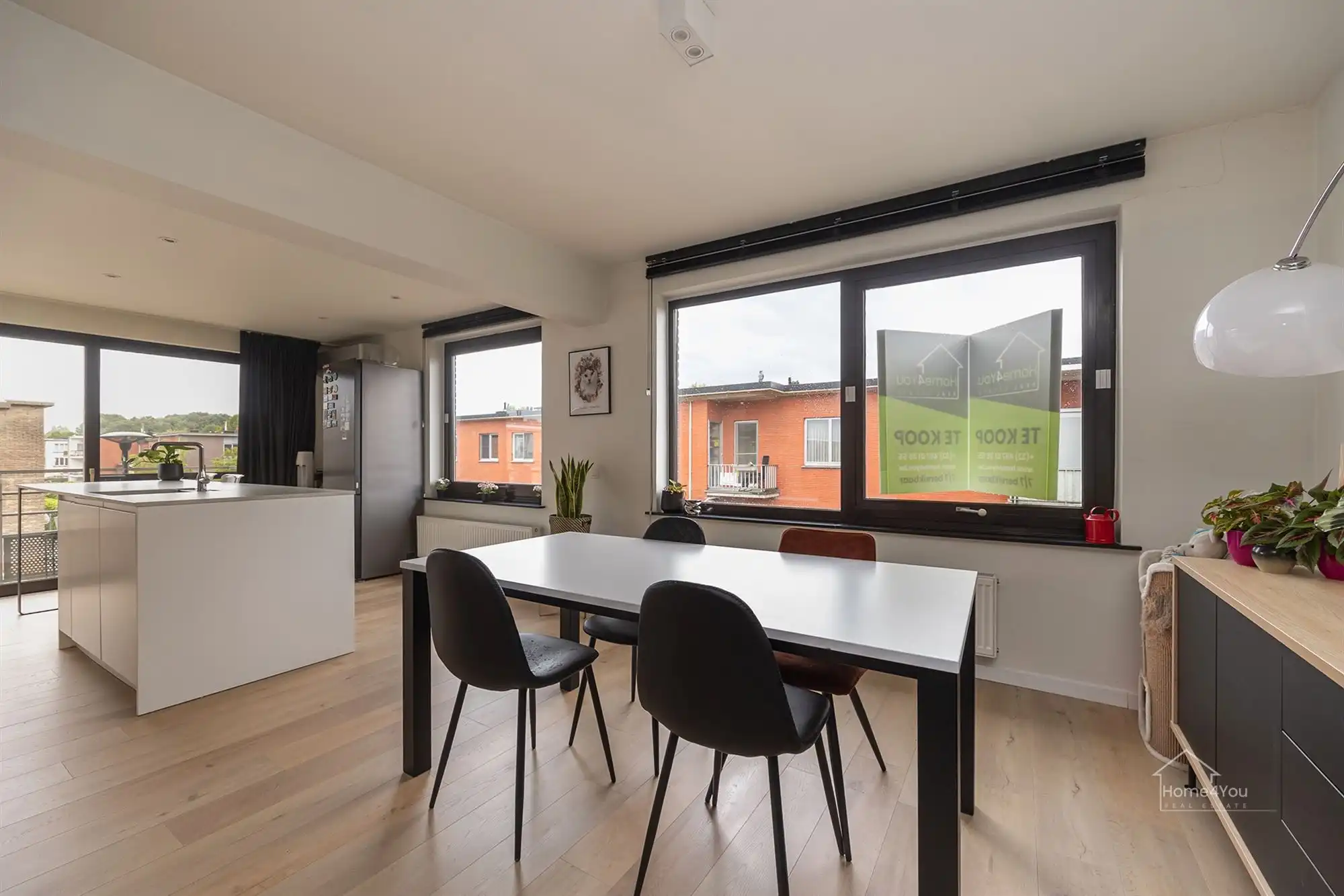 Ruim en lichtrijk appartement met terras + autostaanplaats foto 5