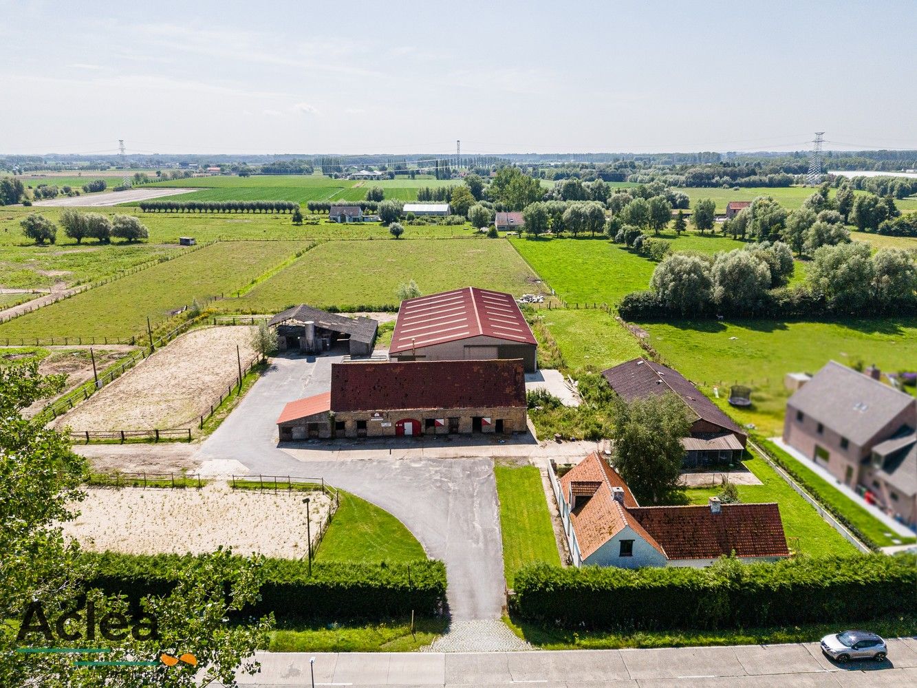 Unieke karaktervolle hoeve met manege op 12.121m² foto 1