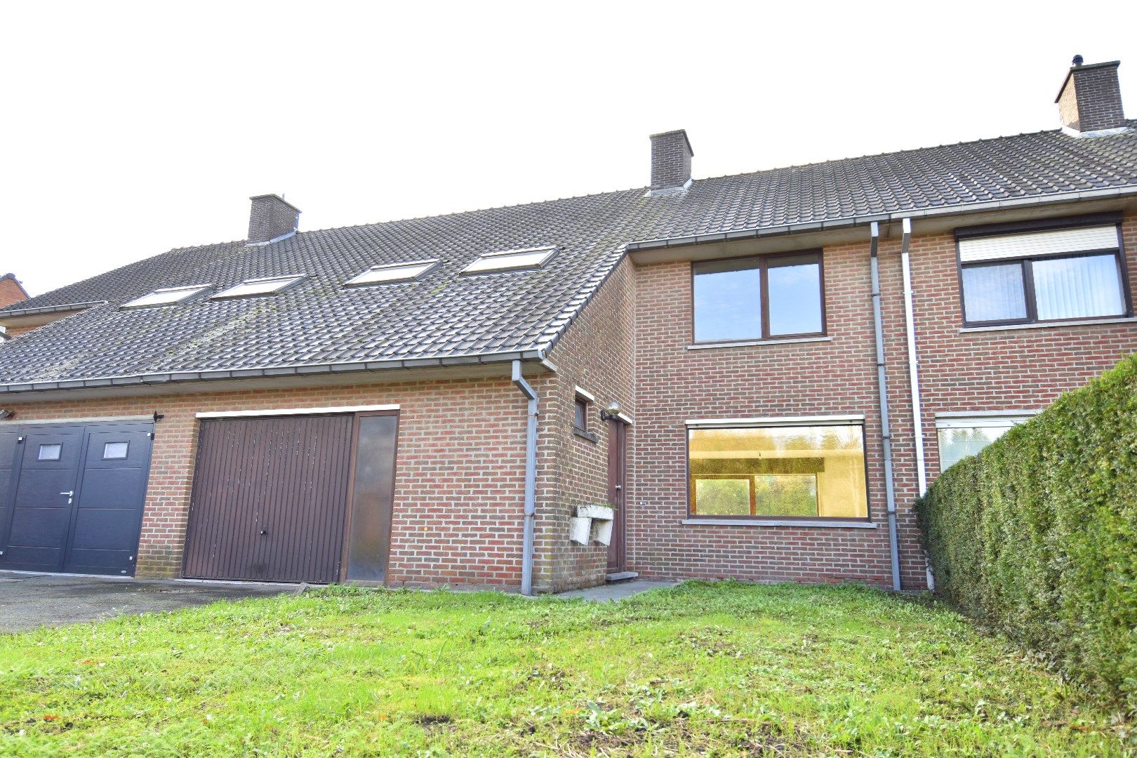 Goed gelegen gezinswoning met 4 slaapkamers, garage en zonnige tuin te koop in Harelbeke foto {{pictureIndex}}