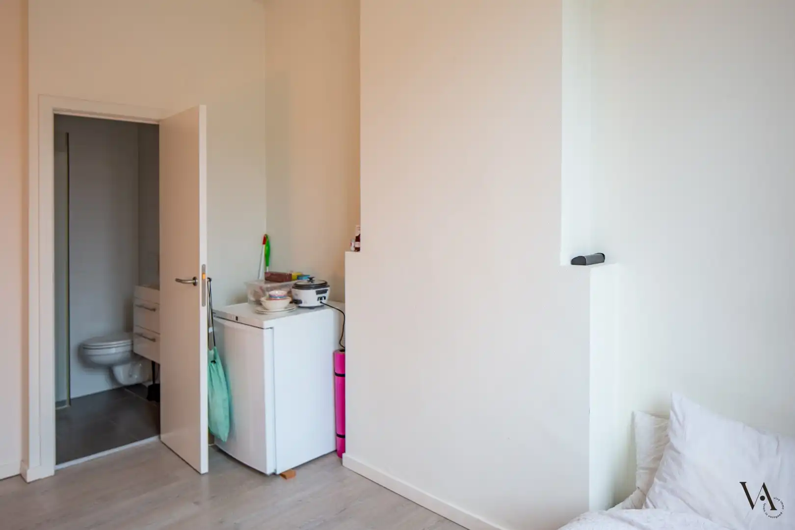 Bemeubelde studentenkamer met eigen badkamer op centrumlocatie foto 3