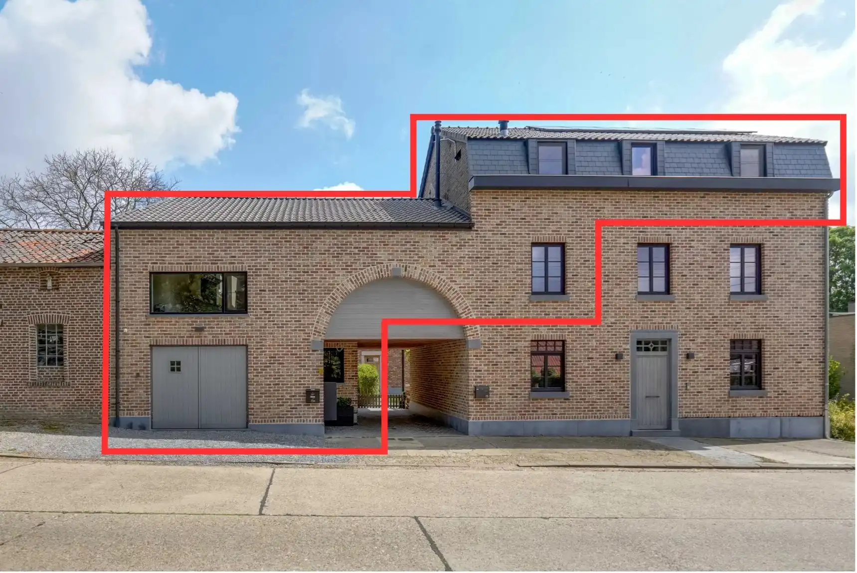 Gerenoveerde gezinswoning met 3 ruime slaapkamers foto {{pictureIndex}}