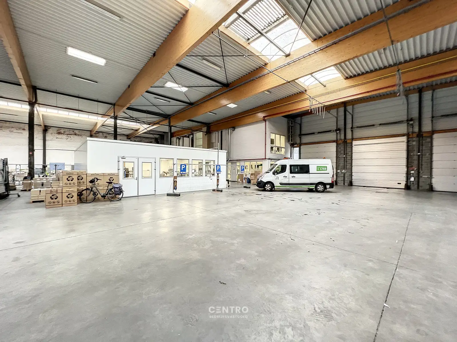 Opslagplaats  ( ± 2.700m²) met 4 sectionale poorten en VH van 7m te ROESELARE ! foto 4
