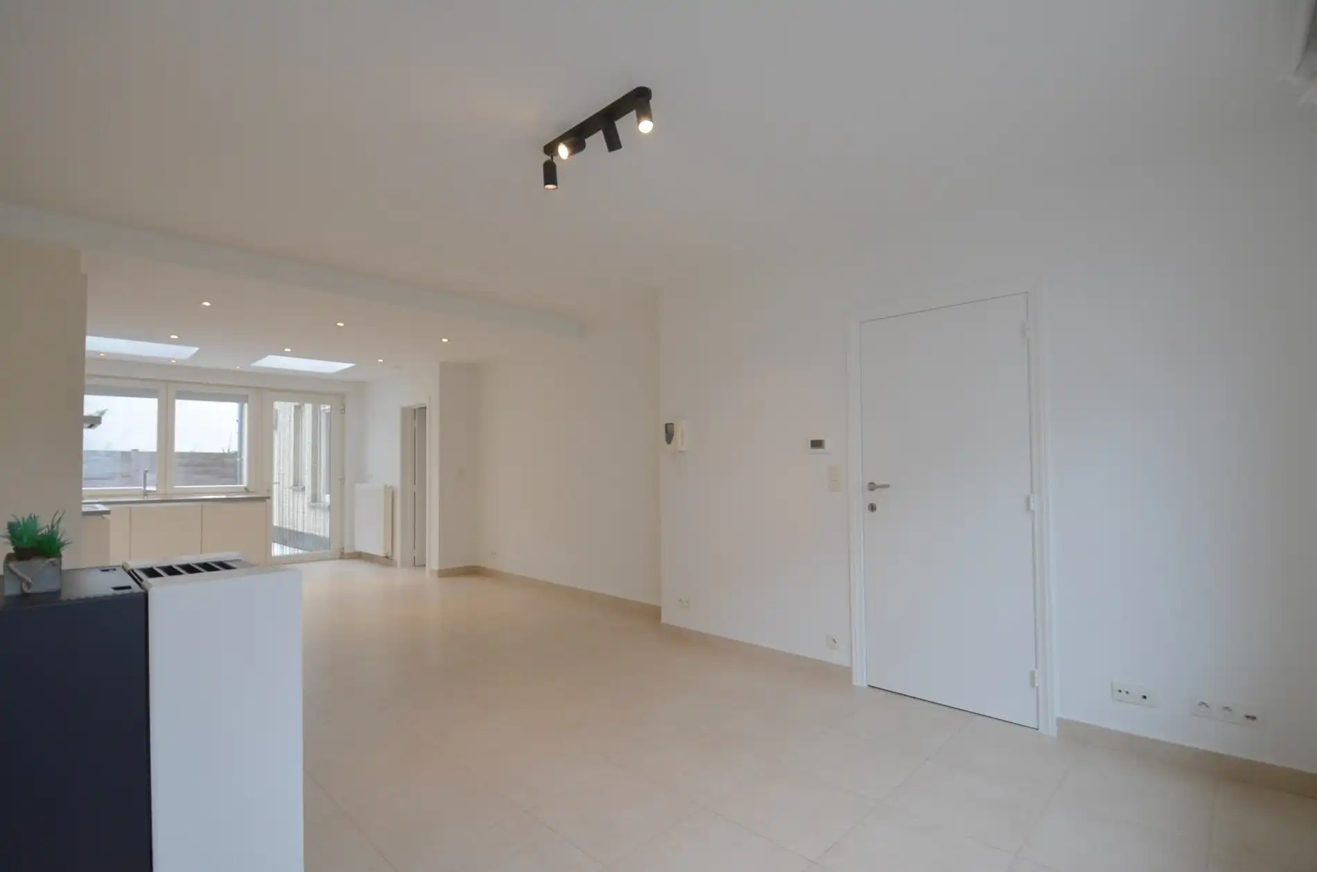 Ruime woning met ruime terrassen en een inpandige garage gelegen nabij de keuvelhoekstraat. foto 3