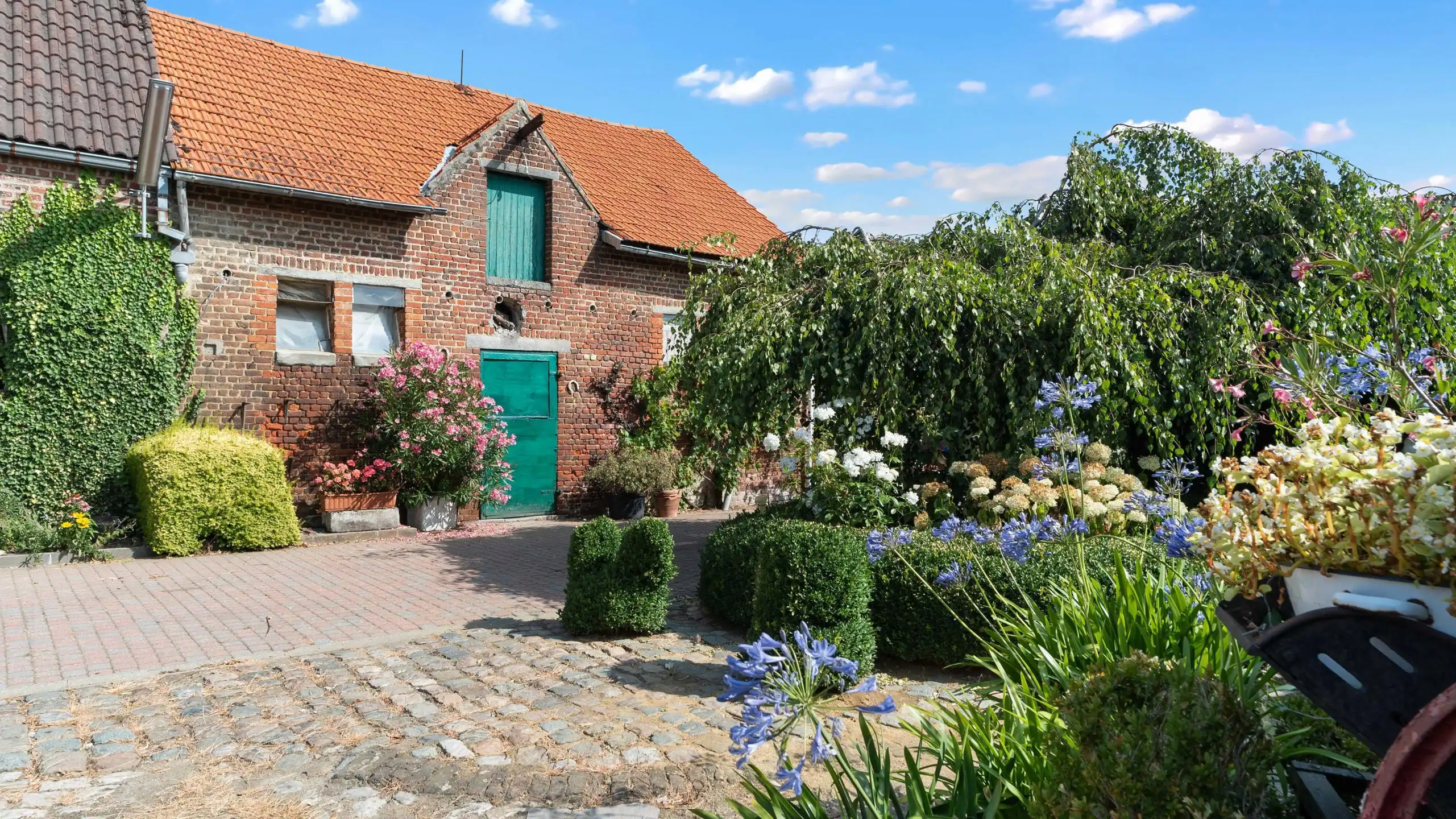 TIELT-WINGE- Ruime woning met bijgebouwen, binnenkoer op 96a foto 22