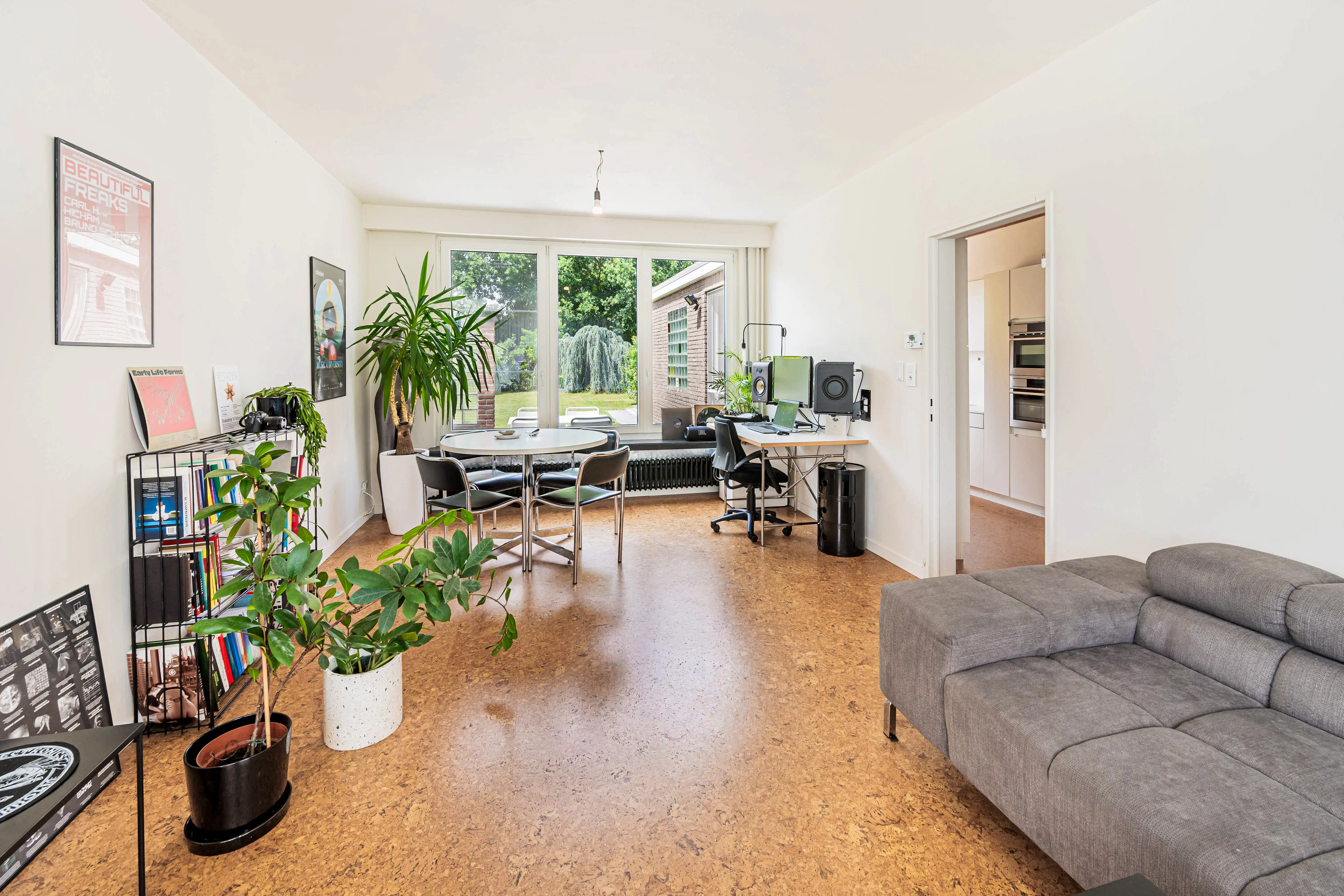 Trendy instapklare gezinswoning met ruime en groene tuin! foto {{pictureIndex}}