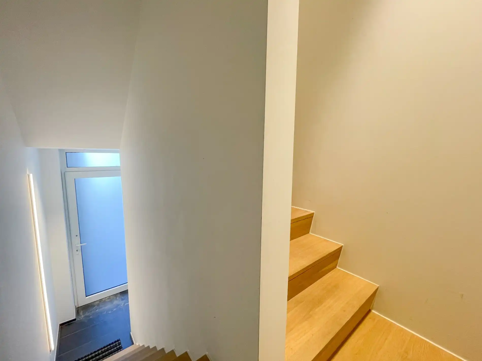 Uitzonderlijk, luxueus afgewerkt hoekappartement met frontaal zeezicht. foto 13