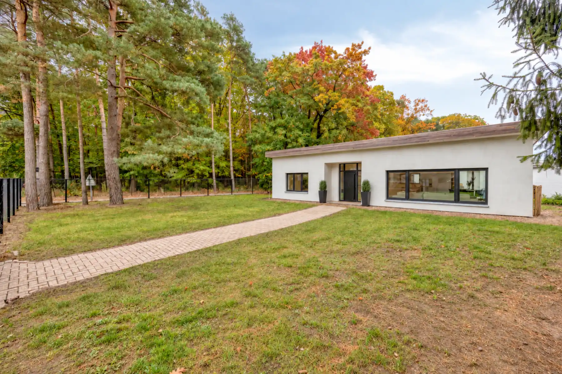 Prachtig gerenoveerde open bebouwing met tuin en bijgebouw foto {{pictureIndex}}