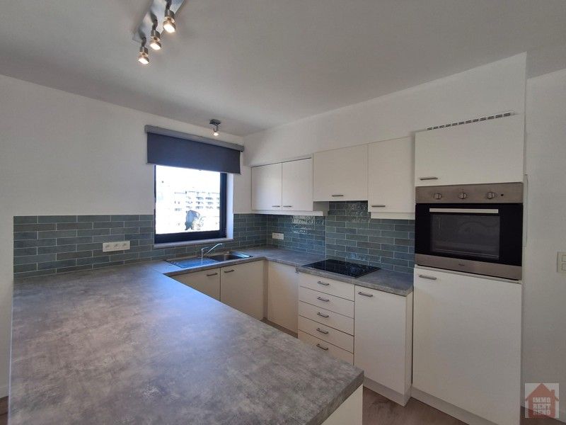 Ruim 2 slaapkamer appartement met paking! foto 3