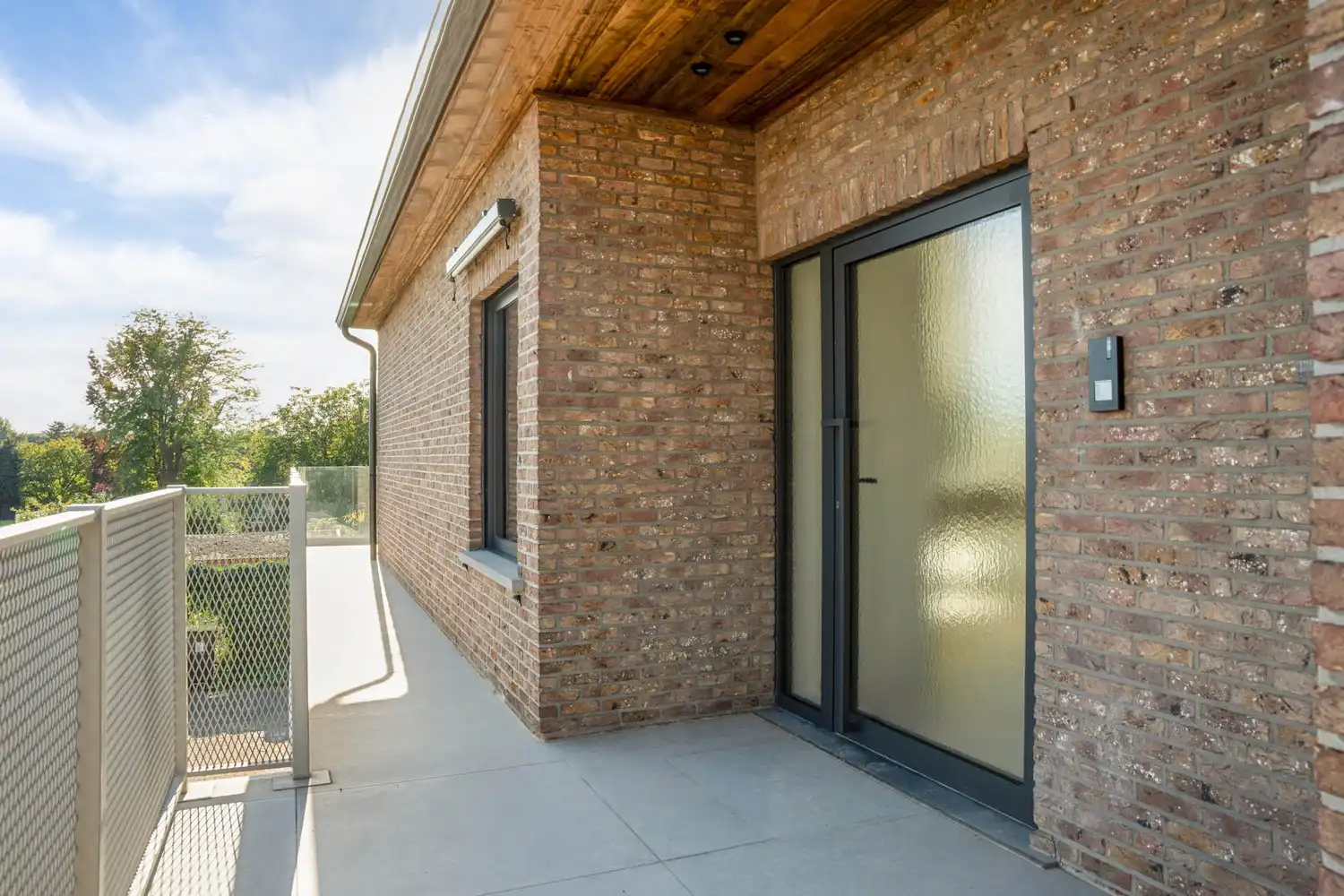 Mooi gerenoveerde woning met ruime kelder op een perceel van maar liefst 14a99ca, gunstig gelegen te Wezemaal. foto 3