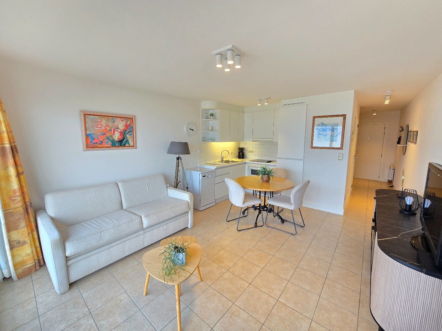 Studio met slaaphoek en frontaal zeezicht foto 2