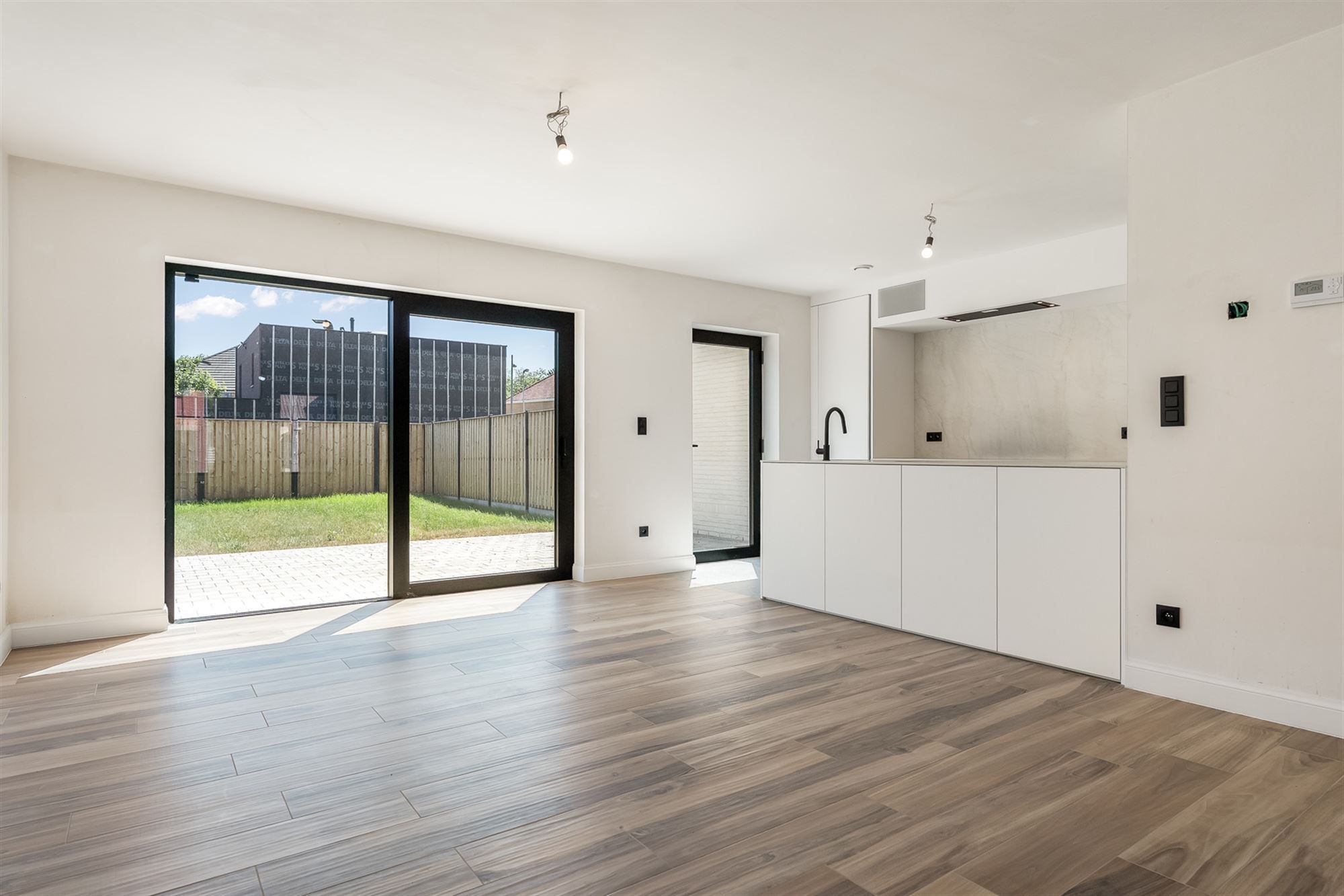PRACHTIG AFGEWERKTE NIEUWBOUWWONING (195m²)  MET 3 SLAAPKAMERS + ZOLDER EN AFGEWERKTE TUIN TE BERINGEN foto 8