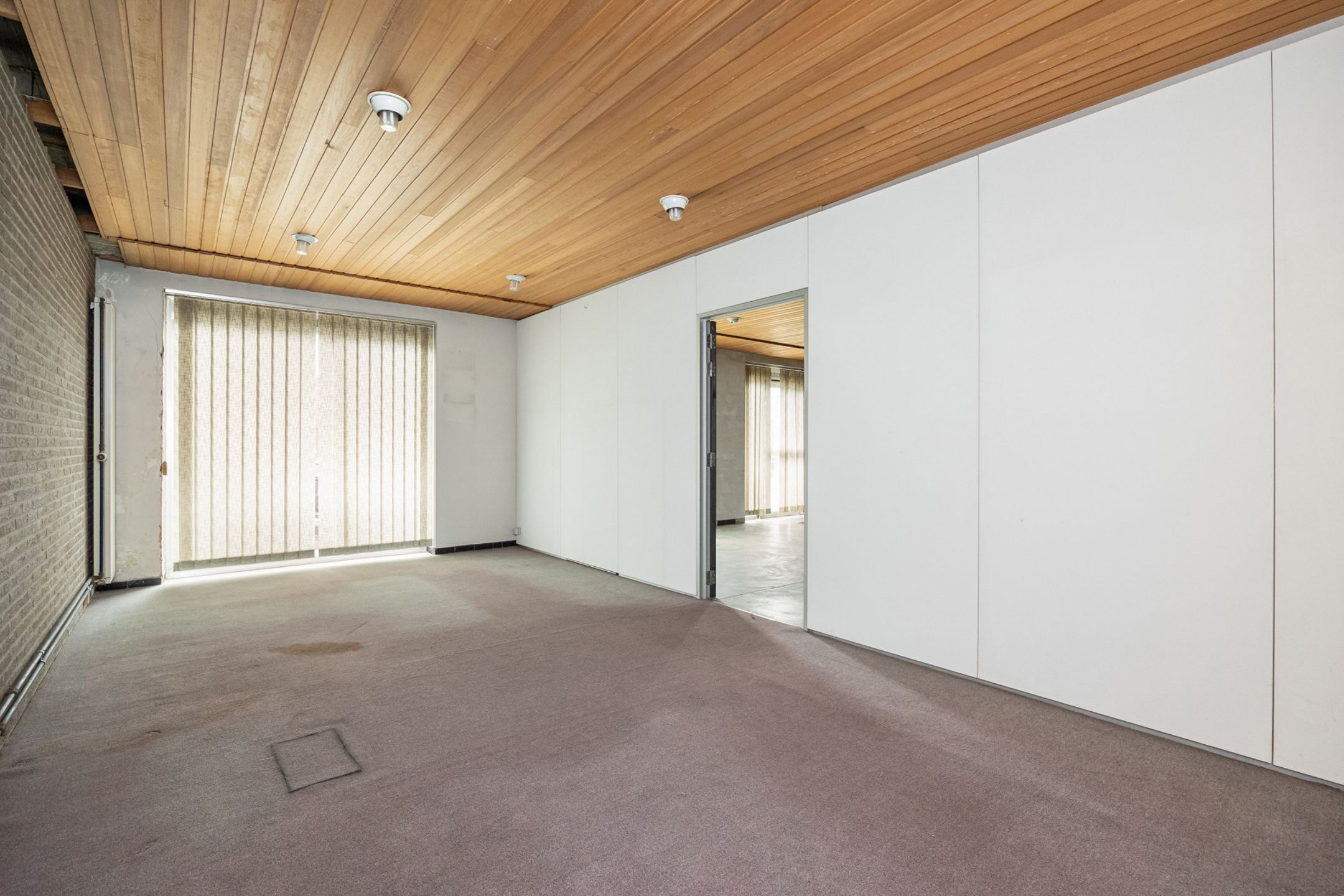 Uitzonderlijk groot gebouw met appartement en handelsruimte foto 20