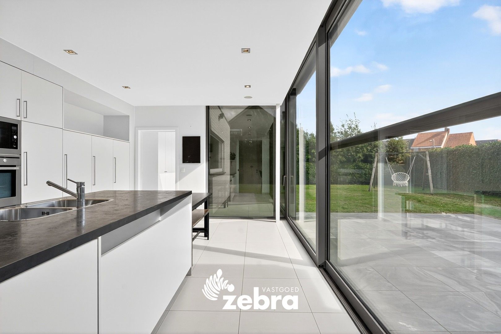 Charmante, gerenoveerde woning op toplocatie in de Bosmolens te Izegem! foto 10