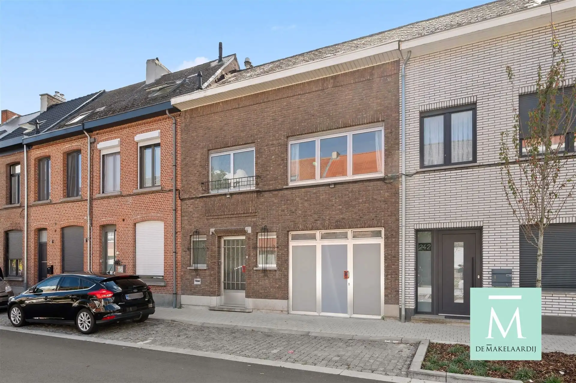 Ruime woning met 3 slaapkamers, aangename tuin en inpandige garage foto {{pictureIndex}}