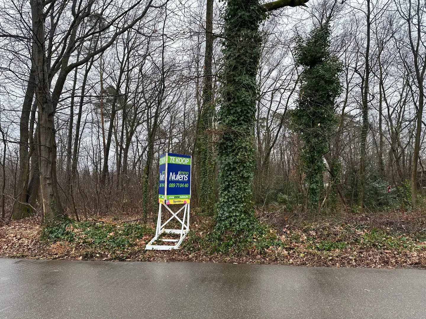 BOUWGROND VOOR OPEN BEBOUWING in de bosrijke villabuurt op de Bosstraat te Lanaken ! foto {{pictureIndex}}