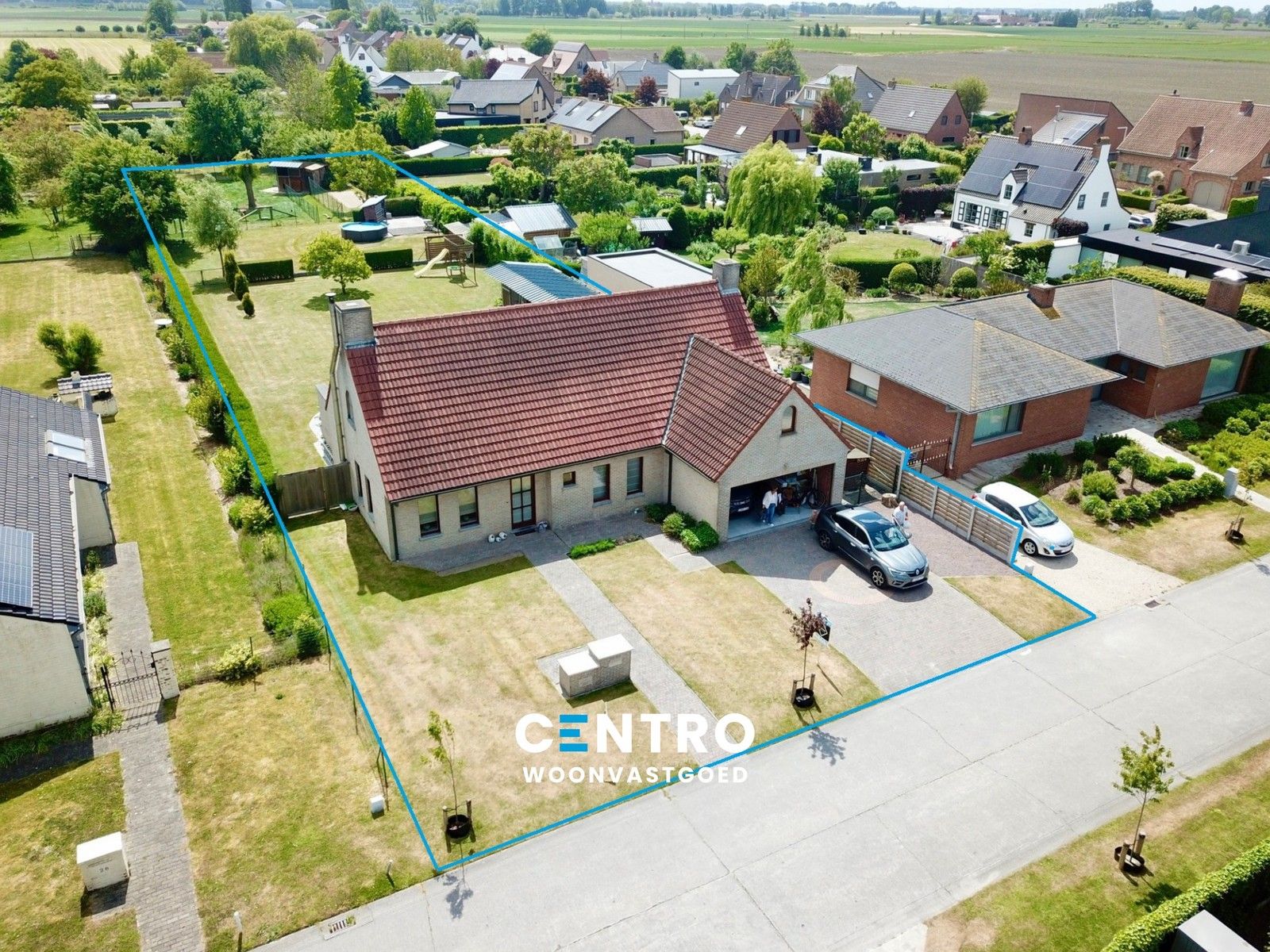 Instapklare VILLA met 5 slpkms, dubbele garage en een ruime aangelegd tuin met terrassen en bijgebouwen in een rustige omgeving te Zuienkerke! foto {{pictureIndex}}