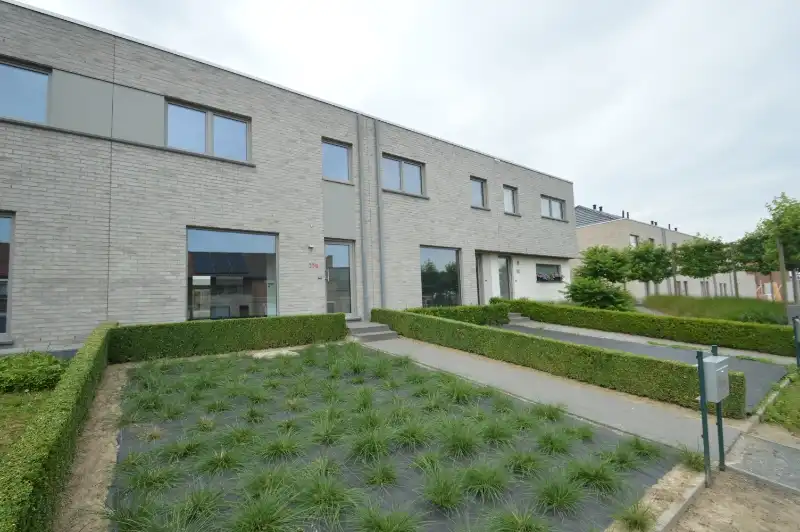 Recente lage-energiewoning met mooie tuin en garage foto 2