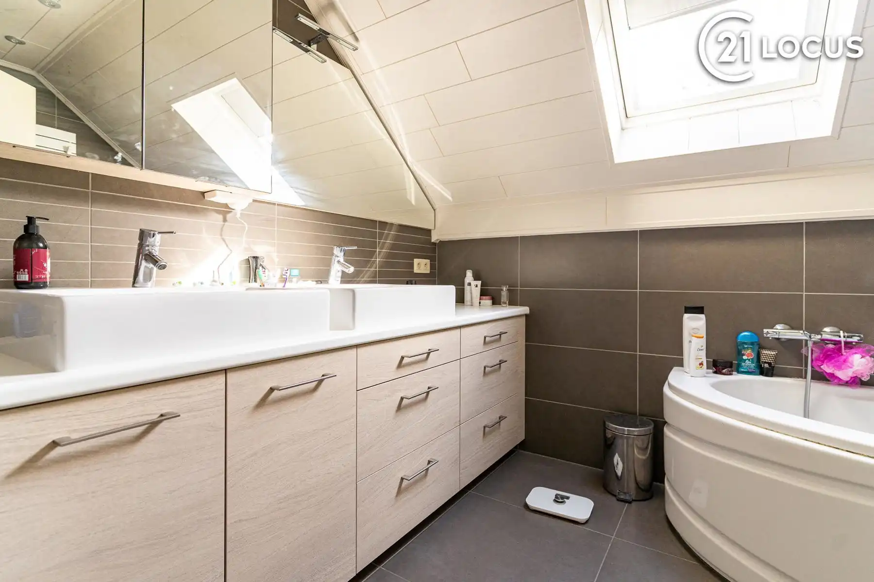 Ruime woning in rustige buurt te Zwijndrecht - 4 slaapkamers foto 9