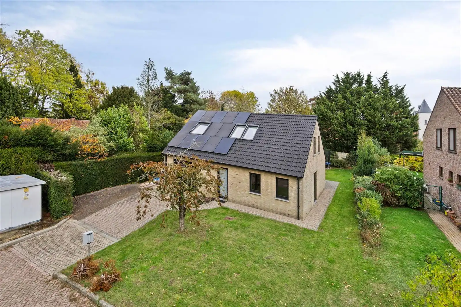 Woning gelegen in een doodlopende straat met 3 slaapkamers te Beersel  foto {{pictureIndex}}