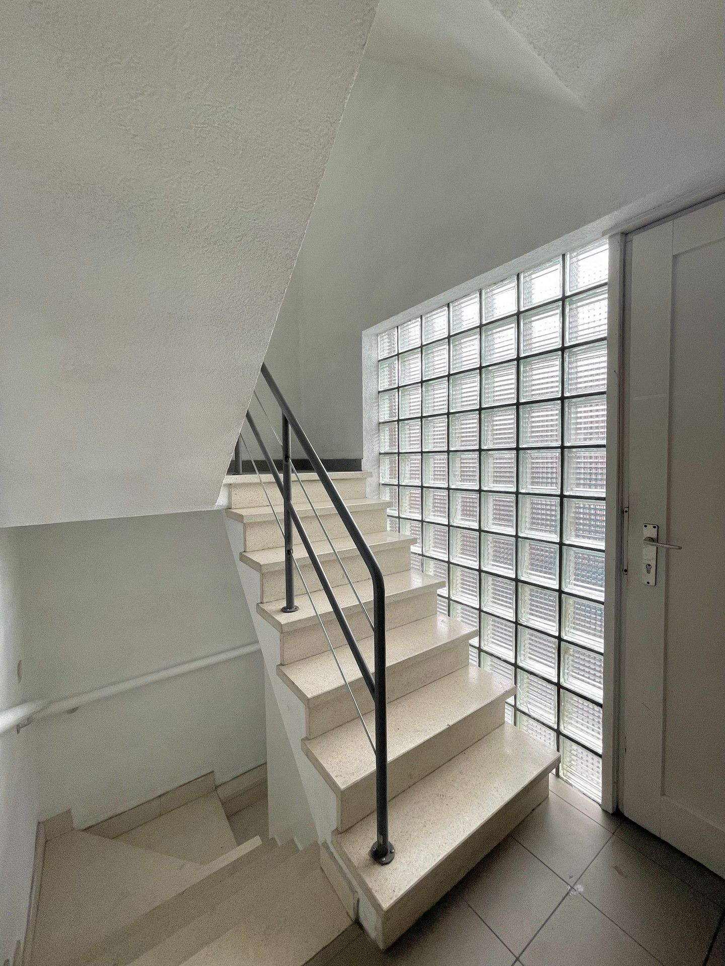 GELIJKVLOERS APPARTEMENT MET 2 SLPKS & GARAGE foto 22